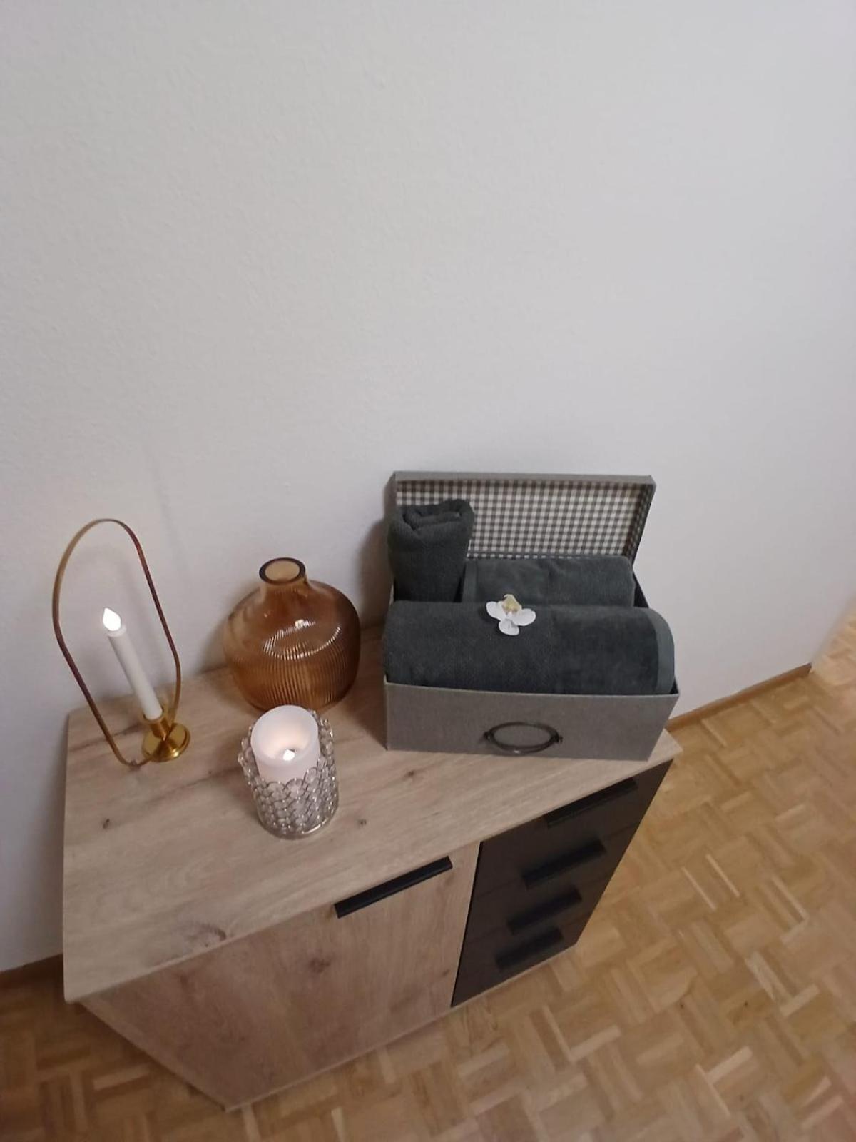 4 Zimmer, 6 Betten, Neu Moebliert, Im Zentrum *