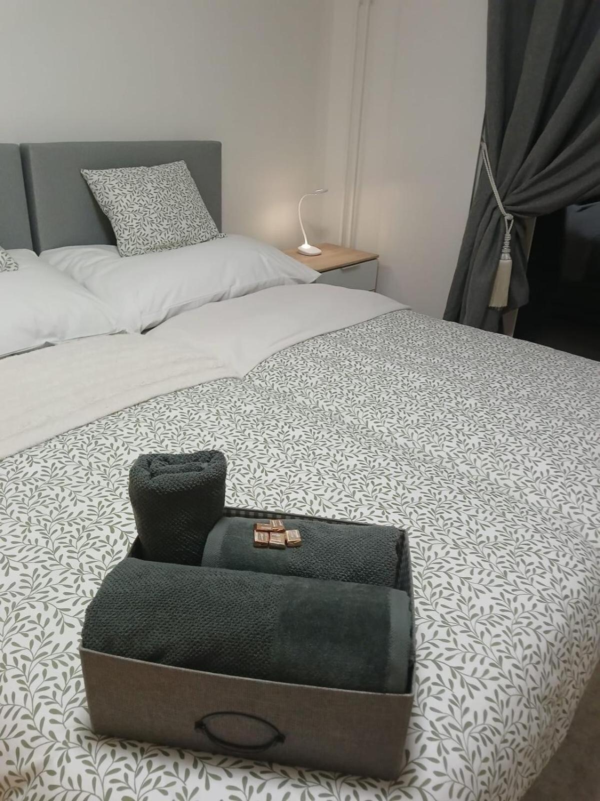 4 Zimmer, 6 Betten, Neu Moebliert, Im Zentrum