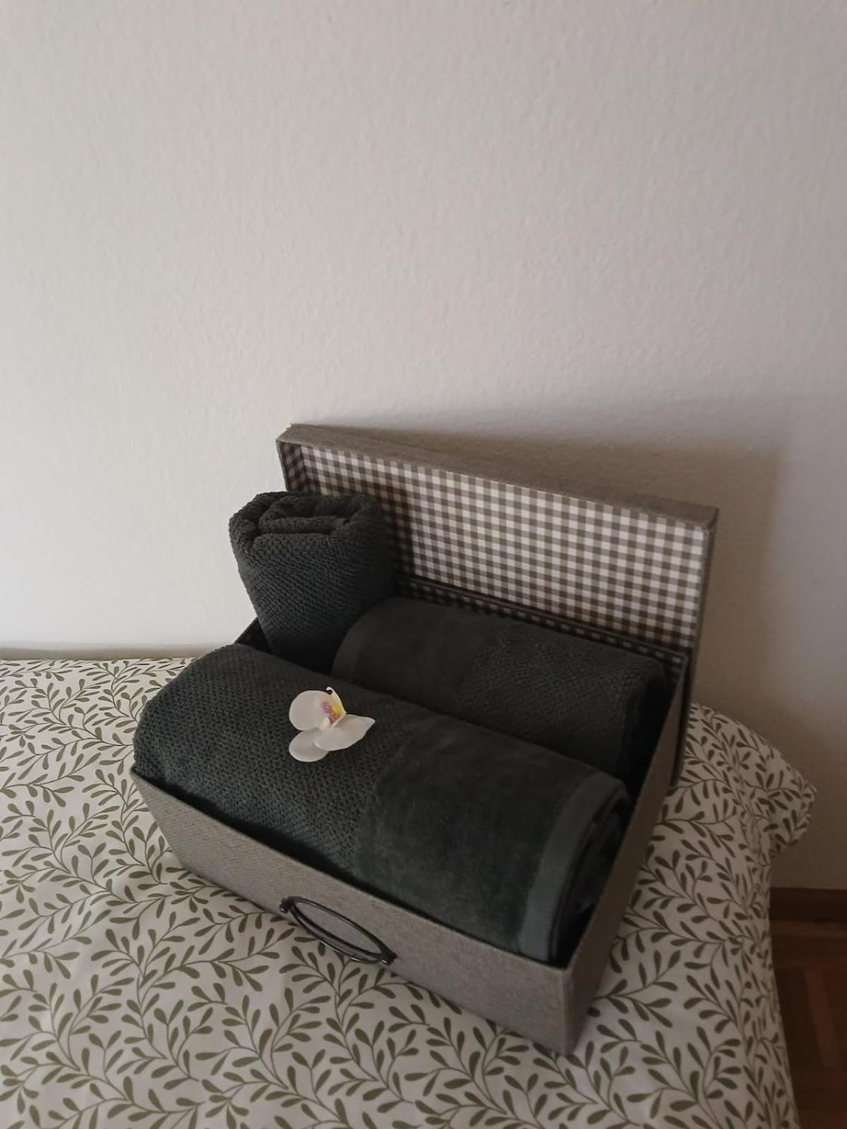 4 Zimmer, 6 Betten, Neu Moebliert, Im Zentrum Basel